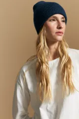 Remera de manga larga con calce relajado y cuello redondo, confeccionada en algodón de color blanco.