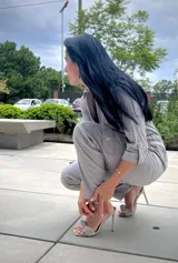 Mono largo gris con textura arrugada, cuello camisero, cierre frontal, bolsillos con solapa en el pecho y bolsillos cargo en las piernas. Incluye cordón ajustable en la cintura y mangas 3/4 con botón.