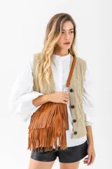 Cartera bandolera color suela, con diseño de flecos largos en la parte frontal y correa ajustable.