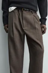 Pantalón straight fit color negro confeccionado en tejido con lana, con detalle de pliegues en el delantero, bolsillos frontales y traseros, y cierre frontal con cremallera y botón.
