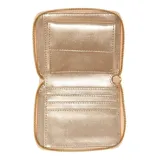 Billetera compacta de Guess, color blanco, con diseño acolchado en patrón de rombos y cierre perimetral de cremallera. Presenta el logo de la marca en metal dorado en el frente.