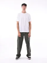 Remera blanca de corte slim fit y mangas cortas.