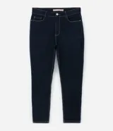 Pantalón de jeans azul oscuro, corte skinny, tiro alto, con bolsillos delanteros y traseros.