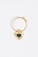 Aros de metal tipo argolla con dije colgante en forma de corazón esmaltado en color blanco y rosado, con detalles de letras estampadas.