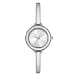 Reloj Michael Kors para mujer, modelo Izzy, con caja redonda plateada de 28mm de diámetro y pulsera tipo brazalete rígido plateada. Esfera plateada con agujas e indicadores plateados. Resistente al agua hasta 50 metros.
