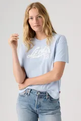 Remera Levi's de manga corta y cuello redondo en color celeste, con diseño gráfico estampado en el pecho con texto en blanco.