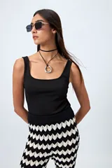 Body negro de tejido de punto con textura acanalada, escote cuadrado y breteles anchos.