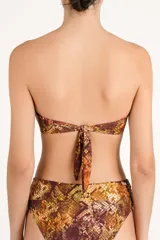 Top bandeau con estampado de piel de serpiente en tonos marrones y dorados, con detalle bordado en el centro del escote.