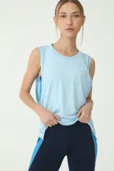 Musculosa deportiva celeste de tela suave al tacto.