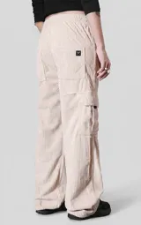 Pantalon cargo de corderoy color beige, de calce regular, con seis bolsillos y cintura elástica.
