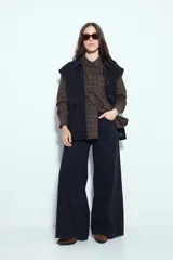 Jean wide leg de tiro medio, color negro, con silueta amplia y relajada en la pierna.