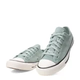 Championes Converse modelo Chuck Taylor All Star Ox, confeccionados en gamuza color verde menta, con puntera de goma blanca y suela de caucho vulcanizado.