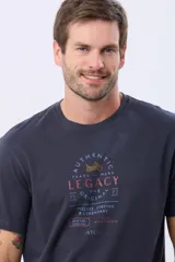 Remera T-shirt de algodón color gris oscuro con estampado frontal de estilo vintage con una motocicleta, texto "Authentic Legacy The Original" y "NYC".