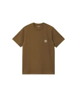 Remera de manga corta Carhartt, color marrón, con cuello redondo y bolsillo frontal en el pecho que incluye el logo de la marca.