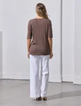 Remera marrón de tejido bordado, marca French Loundry. Tiene escote redondo y mangas tres cuartos.