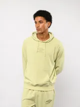 Canguro Umbro de felpa con capucha y cordones ajustables. Presenta el logo de la marca bordado en el pecho en color celeste y bolsillo frontal tipo canguro.