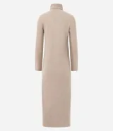 Vestido midi de corte recto y tejido rib, con cuello alto y mangas largas. Presenta un diseño minimalista y ajustado al cuerpo.