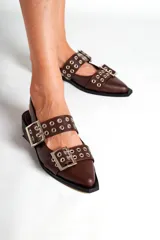 Chatas de cuero color chocolate, con punta fina, hebillas plateadas y slingback.