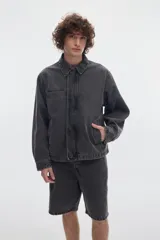 Short denim estilo carpintero para hombre, de ajuste relajado y lavado efecto washed.