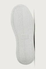 Zapatilla deportiva de diseño minimalista, confeccionada en material sintético negro con suela de plataforma blanca y detalle de contraste en el talón.