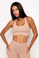 Top deportivo de alto rendimiento con diseño de espalda nadador, confeccionado en tejido técnico con protección UV50+. Presenta un bolsillo interno en el forro frontal y detalles reflectivos.