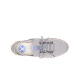 Sneaker de tejido knit color gris, con cordones y suela blanca. Presenta refuerzo en el talón de gamuza con detalle de marca y tirador textil.