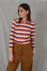 Remera de algodón suave estilo rib con diseño de rayas horizontales multicolor en tonos fuertes y cálidos, manga larga y cuello bote.
