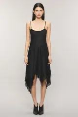 Vestido midi asimétrico de satén jacquard negro con escote lencero, breteles finos regulables, falda amplia con movimiento y terminación de puntilla en el ruedo.