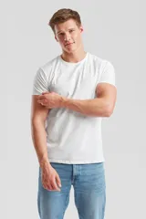 Remera de cuello redondo y manga corta, confeccionada en algodón, con diseño básico y ajuste clásico.