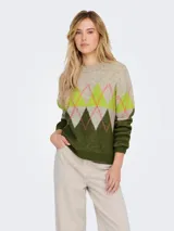 Sweater tejido de manga larga con cuello redondo y diseño de rombos en tonos verde, gris y detalles en color durazno. Presenta puños y ruedo acanalados.