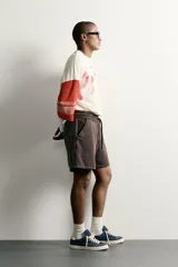 Bermuda jogger marrón de corte relajado, con efecto lavado, cintura elástica con cordón de ajuste y bolsillos laterales.