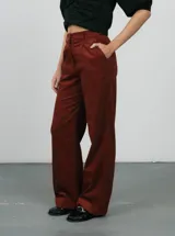 Pantalón de pana color marrón, de corte recto y tiro alto.