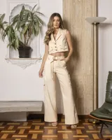 Chaleco beige con cuello solapa, sin mangas, con botones frontales y bolsillos de parche.