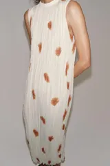 Vestido midi de viscosa color blanco con estampado abstracto marrón, diseño sin mangas, cuello redondo plisado y cierre de lazos en la espalda.