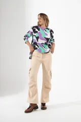 Pantalón cargo color beige de corte recto, con bolsillos laterales con solapa y bolsillos traseros.