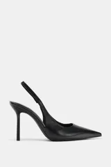 Zapato de tacón alto tipo stiletto, color negro, con diseño destalonado y tira elástica trasera. Presenta punta fina y tacón fino.