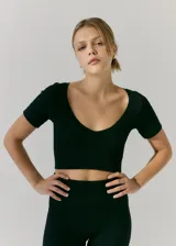 Top de tejido seamless con escote en V, manga corta y diseño ajustado al cuerpo.