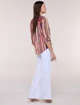Blusa Zac & Rachel de gasa estampada con rayas verticales en tonos rojos, bordo y azul marino. Cuenta con cuello a la base, escote en V con tapeta de botones y mangas largas regulables.