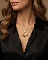 Collar de bronce dorado con cadena fina y un dije colgante en forma de abeja, adornado con circonias brillantes y detalles negros en el cuerpo.