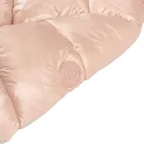 Campera larga tipo puffer color nude, con diseño acolchado horizontal, cuello alto y capucha integrada. Cuenta con cierre frontal doble, botones a presión y puños elastizados.