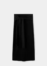 Falda midi negra de punto, de corte recto y tiro alto, con detalle de lazo ajustable en la cintura.