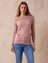 Buzo color rosa de tejido combinado con detalle de botones en las mangas y cuello redondo.