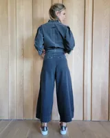 Pantalón capri de jean celeste, de corte amplio y tiro alto.