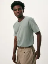 Camiseta de manga corta color rojo con cuello en V.