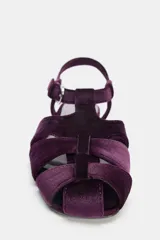 Sandalia plana tipo cangrejera confeccionada en material con efecto terciopelo. Presenta diseño de tiras entrelazadas, punta redonda y cierre mediante hebilla metálica lateral.