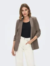 Blazer regular fit color rosado viejo, con cuello solapa, mangas 3/4 y bolsillos frontales ribeteados.