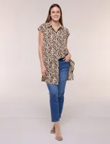 Túnica de gasa negra con estampado floral en tonos azules y blancos, cuello camisero, manga corta y cierre frontal de botones.