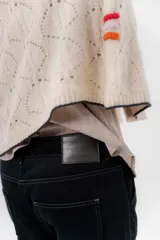 Pantalón de gabardina azul marino, de corte barrel y tiro bajo, con detalles en pana marrón en la pretina y en el ruedo interior vuelto.