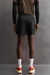 Short deportivo negro de tejido técnico ligero y elástico, con forro interior.