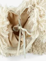 Cartera de diseño amplio y estructura flexible, confeccionada en textura de pelo sintético que aporta volumen. Cuenta con asas cortas integradas para llevar al hombro o en la mano.